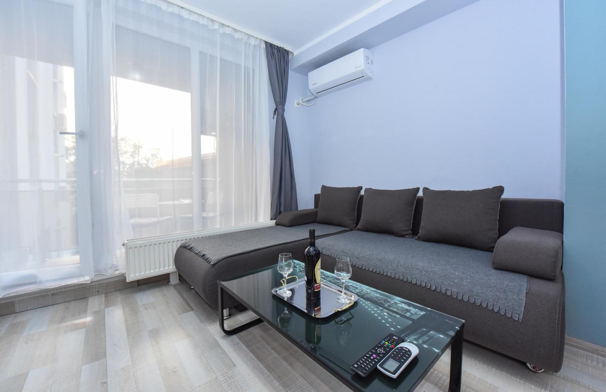 Dracula Adventure Tours Accommodation Bukarest Exterior foto