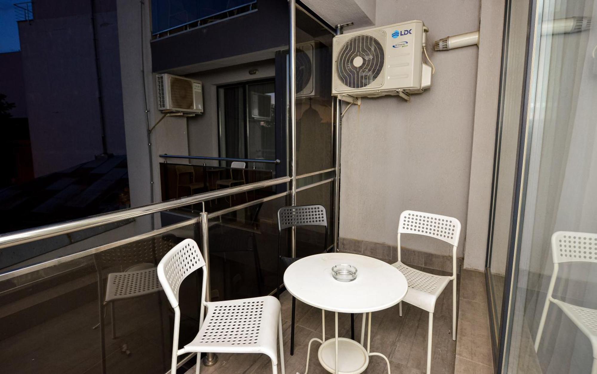 Dracula Adventure Tours Accommodation Bukarest Exterior foto