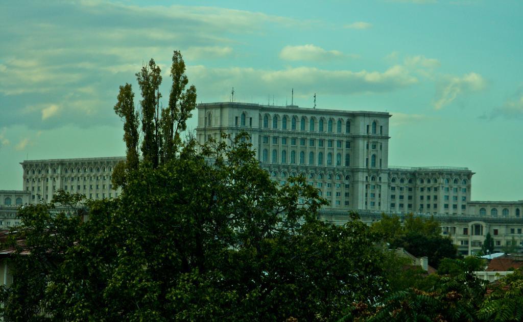 Dracula Adventure Tours Accommodation Bukarest Exterior foto