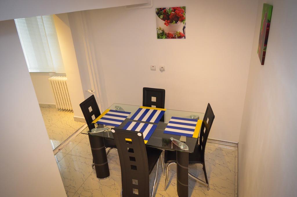 Dracula Adventure Tours Accommodation Bukarest Exterior foto